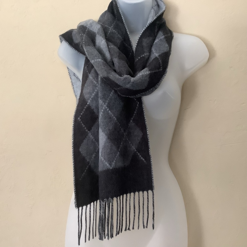 Beautiful Scarf - Picture 2 of 5